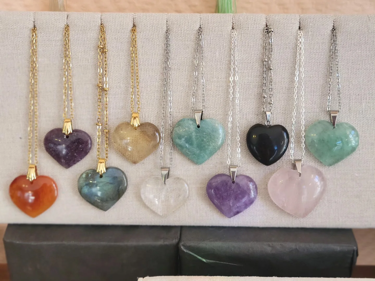 Pendentifs cœur en pierres naturelles sur leur chaîne